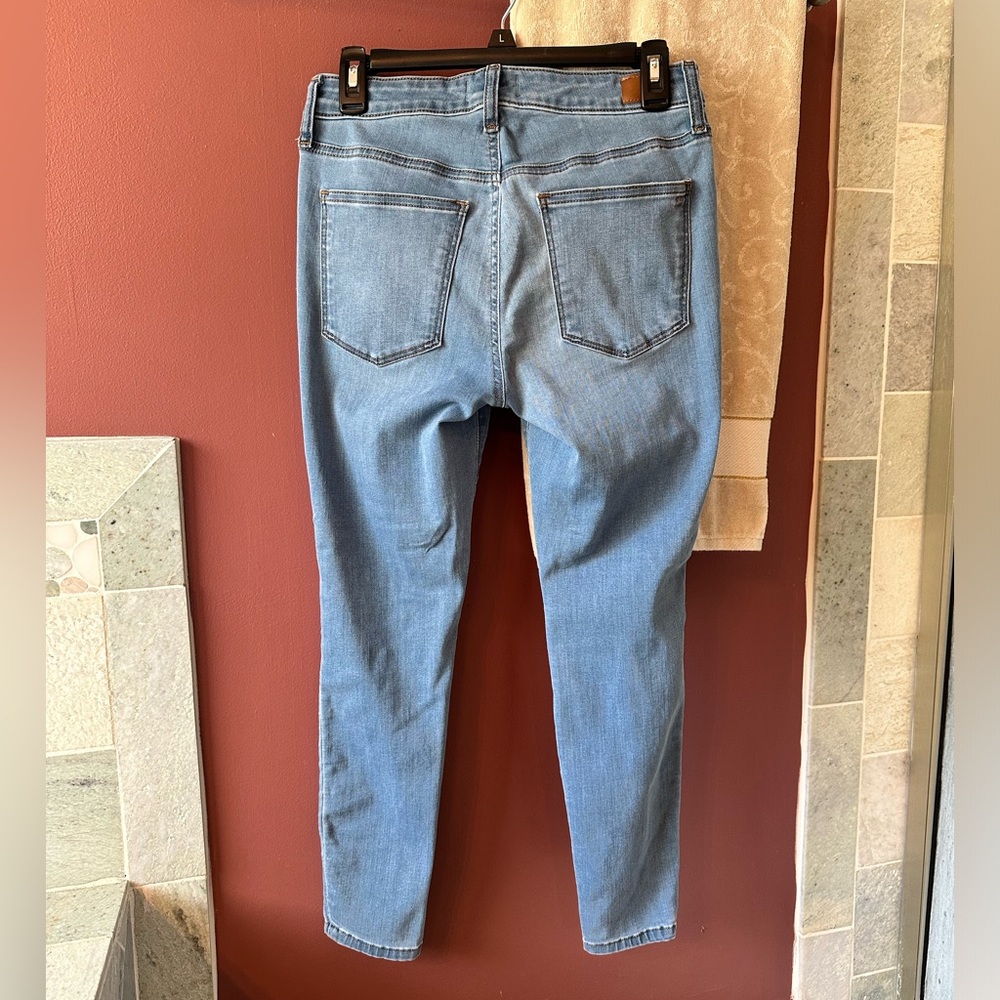⭐️Crown & Ivy Skinny Jeans, Mid Rise, Size 6P - Picture 3 of 3